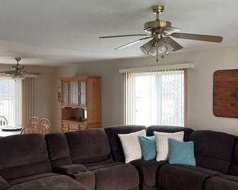 Spacious and beautiful 3,020 square foot 5-bedroom walkout - Hutchinson - Living room