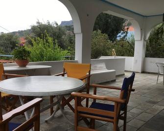 Zorba's house, beautiful spacious and independent house in a small fishing port. - Sampatiki - Balcón