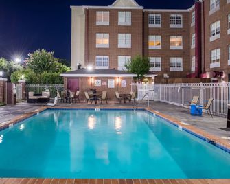 Holiday Inn & Suites Dallas-Addison By IHG - Addison - Piscina