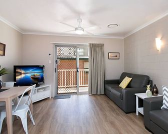 Mavic Court Unit 4 - Coolangatta - Living room