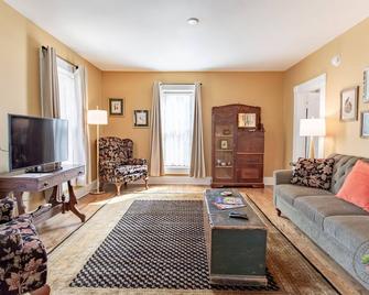 Sugar River Suite - Your Sweet Escape in the Heart of it All! - New Glarus - Sala de estar