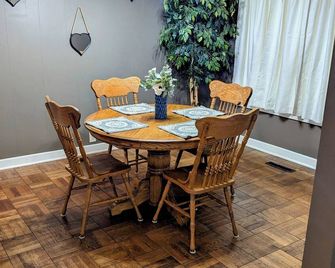 Cozy two-bedroom house with central heat and air. Close to downtown Ark City. - Arkansas City - Dining room