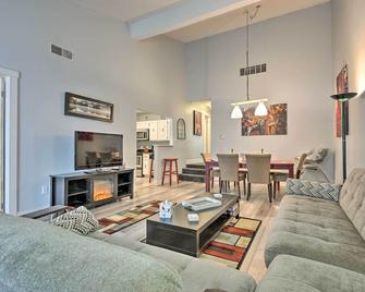 Near Mt Airy Casino Mount Pocono Condo with Balcony - Mt Pocono - Sala de estar