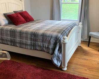 Historic Main Street Cottage - Troy - Bedroom