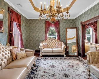 Historic Elgin Hotel - Marion - Living room