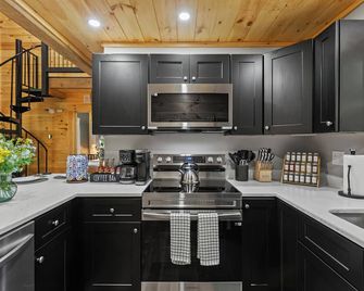 Winter Retreat! w/ Hot Tub, Sauna & Firepit near Natural Bridge SP + RRG trails! - Campton - Cocina