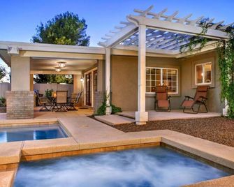 Walk to Old Town! 4BR Home + Casita w/ Heated Pool & Spa - Scottsdale - Pool