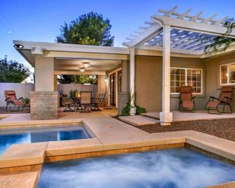 Walk to Old Town! 4BR Home + Casita w/ Heated Pool & Spa - Scottsdale - Pool