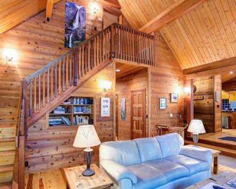 Cedar Chalet - Wawona - Salon