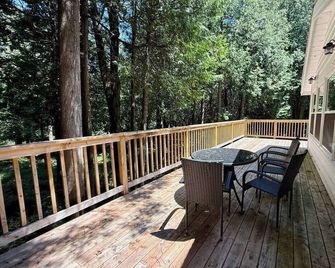 Hidden River Retreat | Secluded Riverfront Cottage - Markdale - Balcony