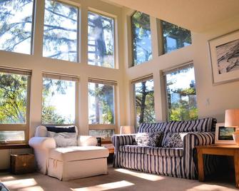 Dog-friendly sunlit duplex - 1 block from ocean & perfect beach retreat - Manzanita - Living room
