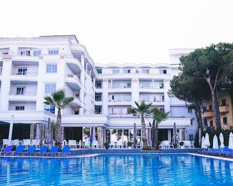 Fafa Hotel - Golem - Edificio