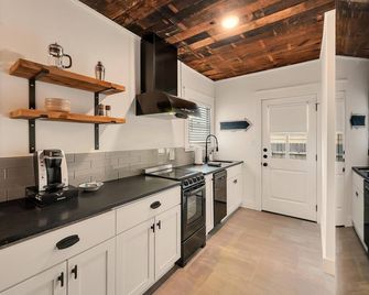 The Duet- Just Steps from Baylor University and Minutes from The Magnolia Silos - Waco - Kitchen