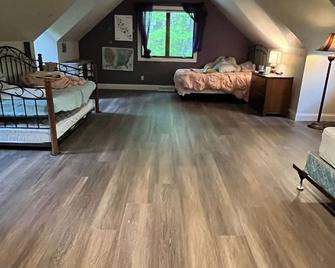 Modern 3-bedroom home in quiet wooded area very close to Elkhart Lake, Wisconsin - Plymouth - Schlafzimmer