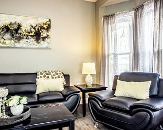 Modern 1Br 1Ba Apartment Close Falls And Casino - Niagara Falls - Living room