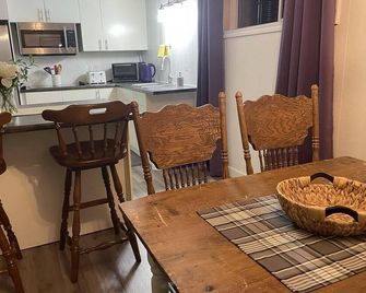 A Touch of Country Guest Suite - 2 Bedroom - Close to the airport! - Leduc - Jídelna