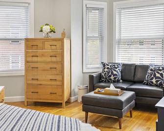 Perfect North End Studio - Boston - Living room