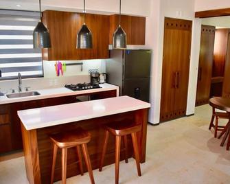 1-bedroom Penthouse with AC, and Wi-Fi in Zihuatanejo. 4 min La Madera Beach. - Zihuatanejo - Kitchen