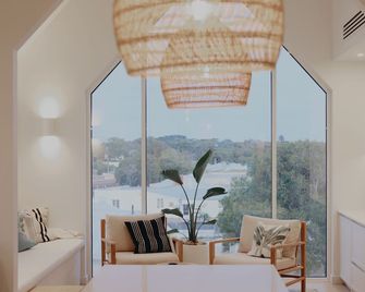 Church on the Hill- luxury in the heart of Robe-spa, fire, ocean views, beach - Robe - Вітальня