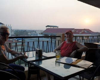 Royal Hotel - Ciudad de Battambang - Balcón