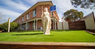 Hamilton's Queanbeyan Motel - Queanbeyan - Building