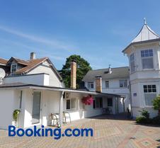 Naiza Guesthouse And Apartments