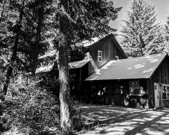 Ski-In Ski-Out Studio, near Mazama Store and trail system - Mazama - Building