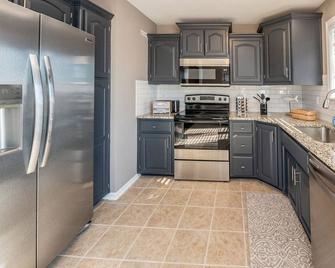 Luxury Meets Convenience Four Beds, Three Full Baths - Smithville - Kitchen