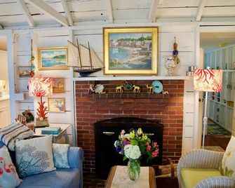 Private Pet Friendly hideaway near the beach and town center. - Rockport - Living room