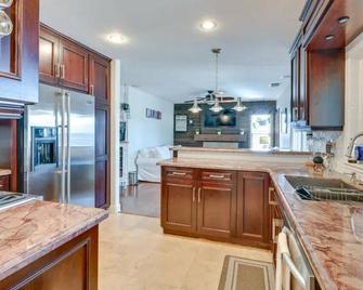 Cozy and quiet 6-bedroom retreat close to outlet mall shopping and more! - San Diego - Cucina