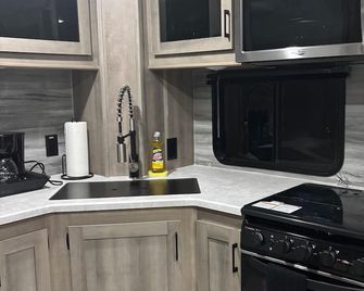 Cozy Recreational Vehicle with private lake for weekend escape in Mansfield - Mansfield - Kuchyň