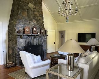 Lake Garfield Waterfront Home And Boathouse - Monterey - Living room