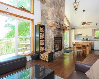 Year round waterfront retreat for rent on a beautiful lake - 4 bedrooms - Gracefield - Living room
