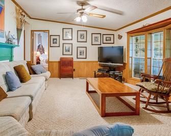 Lucky Stone Cottage - Quality Affordable Cayuga Lake Vacation - Interlaken - Living room
