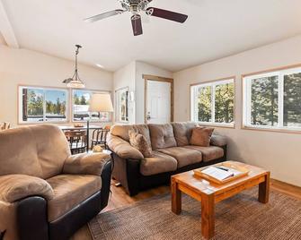 Stanley Stays - The Ponderosa Pine Cabin - Stanley - Living room