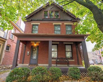 La Dolce Vita Retreat w Hot Tub - Columbus - Building