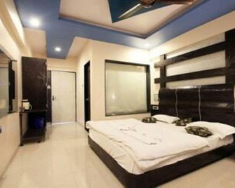 J'S Excellency - Mahabaleshwar - Bedroom