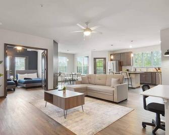 Luxurious King 3br Suitein North Raleigh! - Raleigh - Sala de estar
