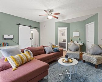 6BR/3BA House - 2nd Living and Entry - 18 Guests - Spokane Valley - Living room