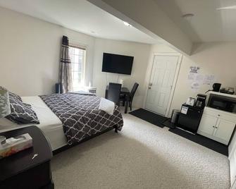 Walk to beach, shopping. Private room with bathroom, close to shopping, hiking - Nanaimo - Bedroom