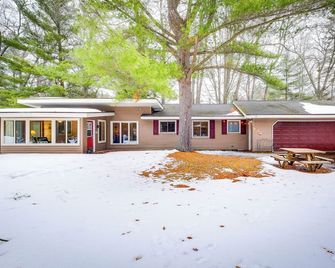 Cozy Cottage w/ Sunroom - Walk to Higgins Lake! - Roscommon - Edificio