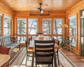Charming 3-bedroom cabin with WiFi, AC in lovely Eagle River sleeps 8 people. - Eagle River - Dining room