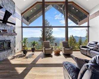 Mountain retreat near Trout Creek MT with hot tub, fire pit and Mountain views - Trout Creek