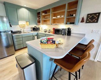 Cozy studio that sleeps 4 in Kenmore with a/c, WiFi and farm fresh eggs! - Kenmore - Kitchen