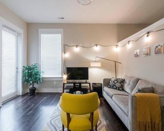 Queen Bed Near Downtown, Shopping & Restaurants - Charlotte - Living room