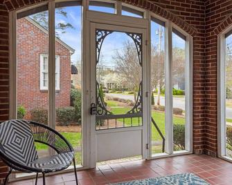 Charming cottage near downtown Opelika! - Opelika - Balcony
