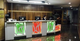 Kiwi Airport Backpackers - Auckland - Front desk