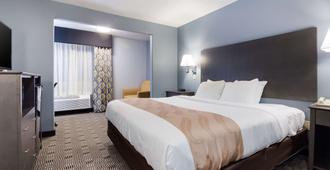 Quality Inn And Suites - McCook - Bedroom