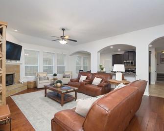Limestone Ranch House-4 Bedroom 3 Bath House - Cibolo - Living room