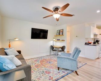 2 Mi to Downtown: Greensboro Home By Park! - Greensboro - Living room